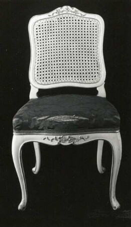 Stuhl. Rotbuche, geschnitzt, vergoldet, Riedgeflecht, Bezug (neu); 94 x 51 x 45 cm, 1740/50