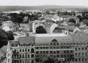 Wohnhäuser der Pulsnitzer Straße und Bautzner Straße, Diakonissenkrankenhaus mit Kirche. Blick vom Turm der Martin-Luther-Kirche über Elbe und Johannstadt gegen Loschwitzer und Wachwitzer Höhen
