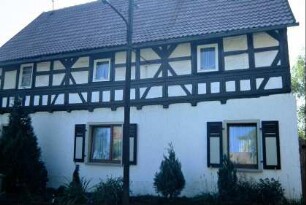 Wohnhaus, Obergeschoss mit Sichtfachwerk, Mann-Figuren