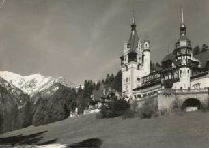 Sinaia. Schloss Peles (um 1900). Ansicht mit Bucegi-Kamm