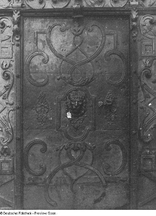 Bautzen, Fleischmarkt 6. Wohnhaus (bezeichnet 1670). Eingangstor (Eisenblech, getrieben). Detail: Türfeld mit Türklopfer
