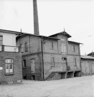 Meiereigebäude: Außenansicht: im Hintergrund Schornstein: vorn Hof