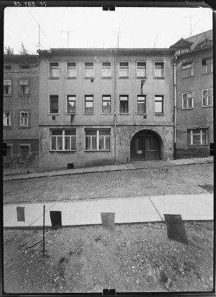 Altenburg, Kesselgasse. Wohnhaus mit Durchfahrt. Straßenfront