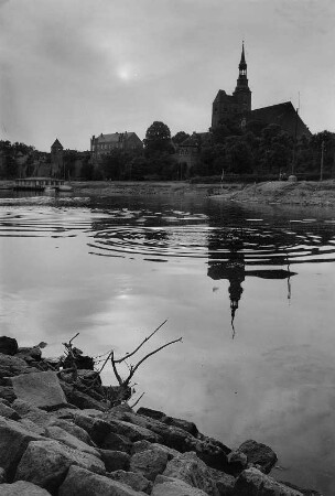 Tangermünde. Blick über die Elbe zur Altstadt mit St. Stephanskirche
