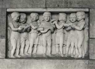 Reliefplatte mit Darstellung einer musizierenden Kindergruppe : Groß, Karl: Reliefplatte mit Darstellung einer musizierenden Kindergruppe. Sandstein, um 1906. Dresden-Striesen, Versöhnungskirche, Kreuzgang