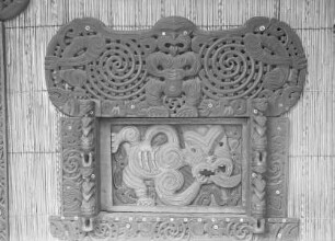 Fenster mit Flachrelief
