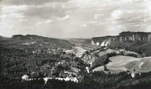 Sächsische Schweiz. Niederrathen gegen Rauenstein, Elbtal abwärts und Basteiwände. Blick vom Gamrig nach Westsüdwest