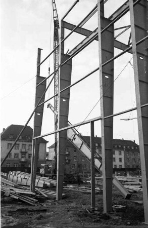 Erweiterung der Industriewerke Karlsruhe durch den Bau von zwei Versandhallen an der Lorenzstraße.