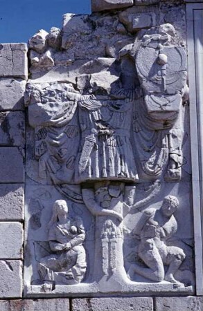 Trophée des Alpes & Trophée d'Auguste — Relief