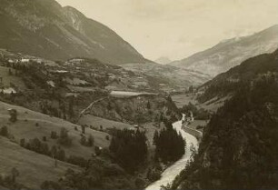 Österreich. Das Stanzer Tal bei Grins. Blick talabwärts. Links am Bildrand die Kirche von Grins