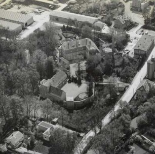 Neukirchen. Schloß Schweinsburg (um 1120, 1743; um 1880, O. Mothes; 1908-1911) und Park (1908-1911). Luftbild-Schrägaufnahme von Nordwesten