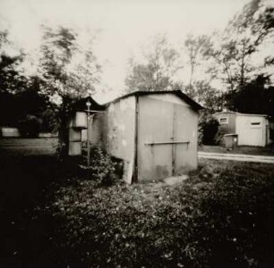 Alte Garage mit zweiflügligem Tor auf der Insel Rügen