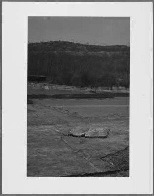 Blick über die Fundamente der Häftlingskantine und den Appellplatz zum Kohnsteinberg, Mittelbau-Dora