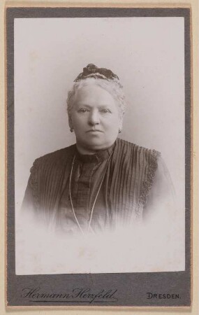 Porträt einer älteren Dame : Porträt einer älteren Dame. Visitfoto