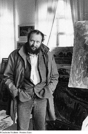 Der Maler und Grafiker Horst Leifer vor einigen seiner Werke, aufgenommen in Dresden