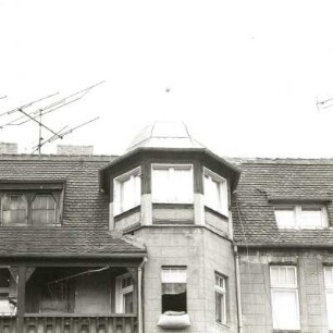 Cottbus, Karl-Marx-Straße 15. Wohnhaus (A. 20. Jh.), Erkerabschluss mit Haube