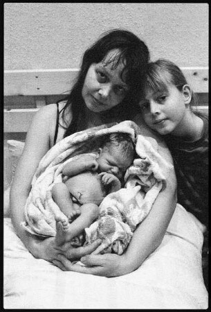 Familienporträt, Frau mit neugeborenem Sohn und Tochter