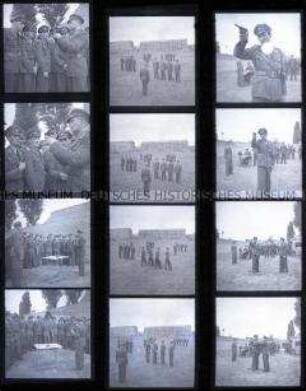 Schwarz-Weiß-Negative mit Aufnahmen der Ostberliner Polizei (auf dem Übungsgelände, an der Waffe)