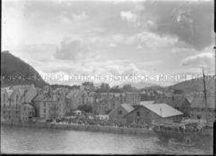 Menschenmenge am Hafen von Ålesund, Nordlandreise, Norwegen