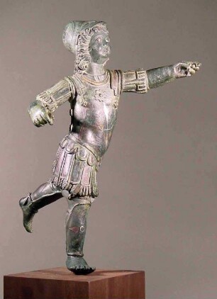 Römische Statuette eines gerüsteten Kindes. Laufender Amor in den Waffen des Mars. Früher sogenannter 'Genius des Jupiter Dolichenus'