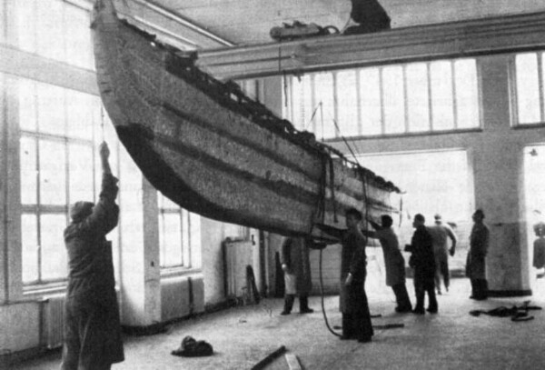 Transport du bateau de Luf vers le hangar à véhicules de l'ancienne caserne de tirs de la garde