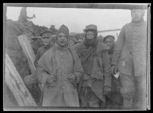 Zwei Gefangene der 12. Kompanie und Leutnant Ochsner