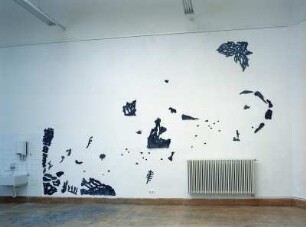 ghorto : Keller, Heike: ghorto. Rauminstallation; Papierpulp, Pigment. 2004. Dresden: Hochschule für Bildende Künste Dresden, Ausstellung Diplom 2004 vom 17.7.-29.8.2004. Raumaufnahme