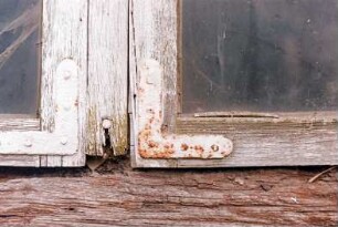 Hörn 23: Hofanlage: Fachwerkdurchfahrtshaus von 1753: in Verfall: Giebelseite Wohntrakt, Detailaufnahme: Eisenbeschläge an Fenster