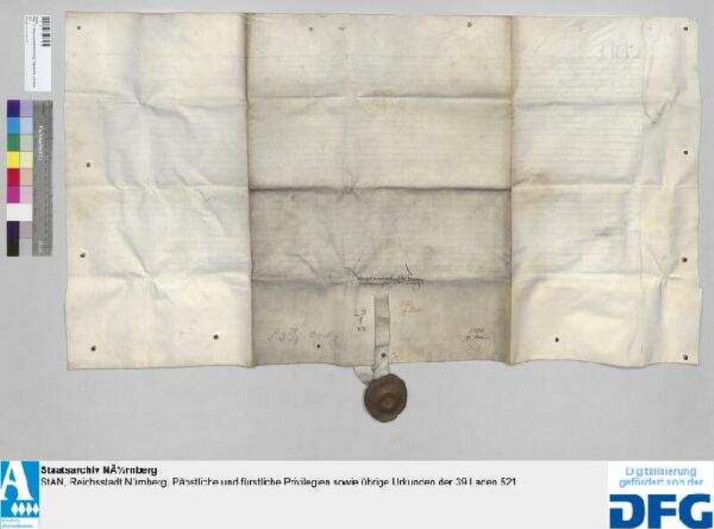 Georg Schürstab, Prior, Conradus Rüdner, Subprior, Hanns Schurling, Heinrich Suppel, Kellner, Sigmundt Wagner, Ludwig Hirssfogel, Hanns Teichsler, Kustos, Jacob Schweytzer, Niclaus Mulich, Zinsmeister, Hanns Messlein, Herman Semler, Vitus Eyssler, Hanns Ketzla, Vitus Ziegler, Sigmund Tröschel, alle Priester, Mattis Kadawer, Hanns Ort, Jorg Pergner, Symon Tragaws, Niclaus Silbereysen, Moritz Han, Blasius Lorgetter, Hanns Rott, Laienbruder, Konventsbrüder des Frauenklosters zu Nürnberg übergeben vor dem Stadtgericht daselbst an Niclaus Grolanndt, Leo Schürstab, Lienhart Tucher und Georg Ketzel, als Pfleger des großen Almosens, die Baulichkeiten, Einkünfte und Kleinode des Klosters. - Siegler: das Stadtgericht.