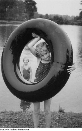 Mädchen beim Baden mit einem Gummireifen