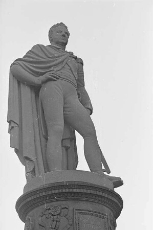 Wiederaufbau des Großherzog-Ludwig-Denkmals.