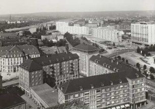 Dresden. Blick vom Rathausturm nach Nordosten über die Wohnblöcke an der Ernst-Thälmann-Straße zum Pirnaischen Platz und zu den Neubauten an der Amalienstraße