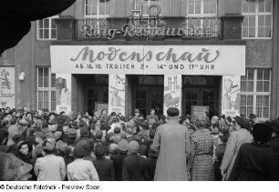 Besucher vor dem Ring-Messehaus