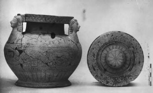 Pyxis mit Deckel aus Grab 157 (Nordnekropole) —