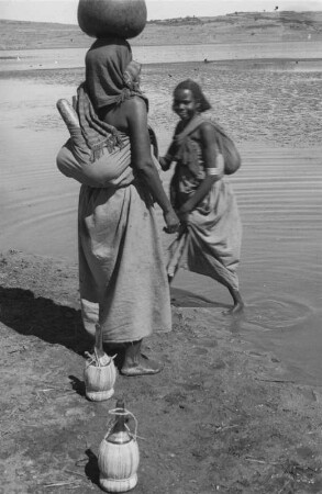 Wasserholende Frauen : Wasserholende Frauen an einem See in der Nähe von Harar.