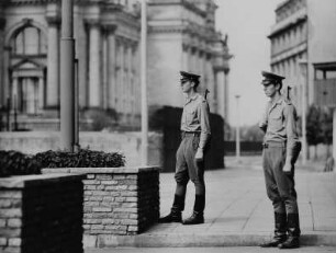 Wachposten am "Platz vor dem Brandenburger Tor", im Hintergrund das Reichstagsgebäude