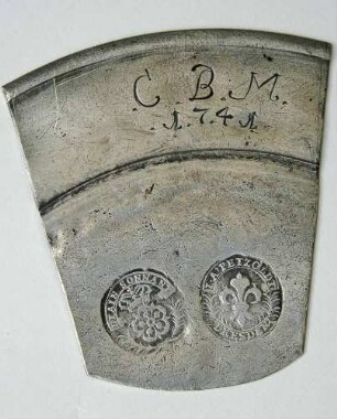 Fragment (eines Tellers?) mit Feinzinnmarken