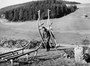 Bauer mit Hornschlitten