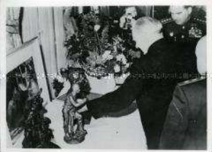 Wilhelm Pieck in seinem Amtssitz mit Geschenken zu seinem 74. Geburstag