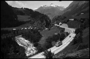 Airolo: Passstraße mit Blick talaufwärts zum Gotthardmassiv