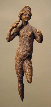 Römische Statuette einer nackten stehenden Aphrodite-Venus mit Diadem, die sich mit der Rechten das Haar ordnet, während die durchbohrte Linke ursprünglich wohl einen Spiegelgriff hielt, r. Fuß und l. Unterbein ab, letzteres vorhanden