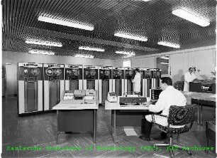 Gesamtaufnahme der Rechenanlage der International Business Machines Corporation (IBM)