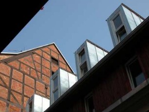 Quedlinburg. Mit diesen häßlichen Metallgauben wurde im Zentrum ein Barockgebäude verziert, 2003/2004, Bockstraße