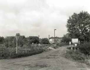 Großstolpen-Pödelwitz. Landstraße mit Ortseingangsschild