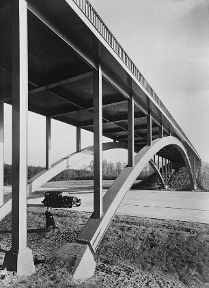 Straßenbrücke über die Autobahn Berlin - München bei Dessau
