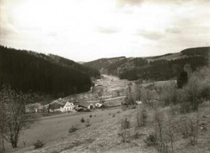 Osterzgebirge. Oelsengrund mit Dorf Oelsengrund, oberes Gottleubatal, Blick talabwärts