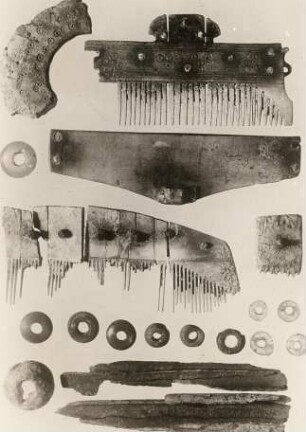 Schmuckgeräte der Völkerwanderungszeit. Verzierte Knochenkämme, zum Teil mit Hülle, Perlen, Scheidenreste