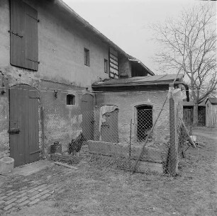 Gehöft (ehemalige Dampfbäckerei). Hundezwinger am Stallgebäude