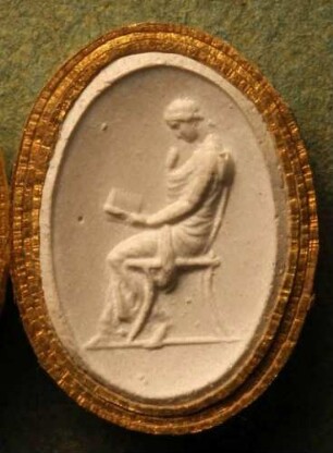 Sitzende Muse (Melete?), in einer Schriftrolle lesend (Daktyliothek, Erstes Mythologisches Tausend)
