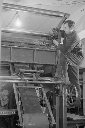 Monteur an einer Achtfarben-Tiefdruckrotationsmaschine im Druckhaus "Einheit", Salomonstraße